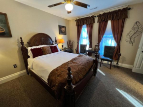 Historic Branson Hotel - Notebook Room with Queen Bed - Downtown - FREE TICKETS INCLUDED